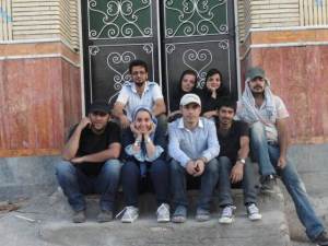 Hossein Maleki Ronaghi-au milieu sur la photo et ses amis avant leurs arrestations par les agents du minist&egrave;re des renseignements de Tabriz en aout 2012