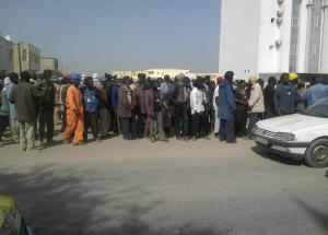 24 Apr 13 Mauritania dockers gather outside Ministry building